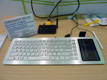 Un teclado de ordenador sobre una mesa.