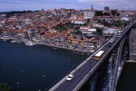 Vías con puente. Vías con puente y ciudad al fondo.
