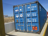 Contenedor. Foto donde se ve un contenedor con sus distintas placas de identificación.