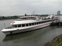 Imagen de un barco fluvial navegando.