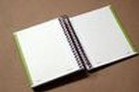Un cuaderno encima de una mesa y abierto.