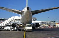 Imagen de una avión en la pista cargando equipaje.