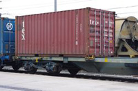 Contenedor en marcha. Contenedor de color rojo.