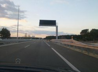 Fotografía de un panel informativo en una carretera.