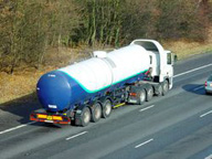 Trailer petroleo. Foto camión transportando petroleo en carretera.