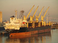 Barco mercante. Barco mercante cargado y navegando.