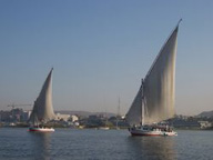 Falucas. Falucas navegando en el río Nilo, Egipto.
