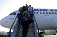 Avión pasajeros. Pasajeros subiendo por la esvalera al avión.