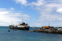 Carga barcos en el puerto.