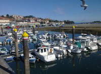 Foto  del puerto San Vicente la Barquera, en el que ven diversos barcos.