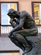 Estatua en actitud pensativa.