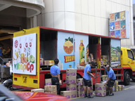 Distribución. Unos operarios descargando un camión.