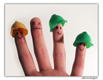 Cuatro dedos con dibujos de caras de felicidad  en las yemas  supuestamente porque  tienen unos cascos de protección en color verde y amarillo en tres de ellos, el otro dedo tiene cara  triste y no tiene casco de protección.