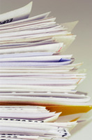 Documento planificación. Muchos documentos, folios, carpetas apilados uno encima de otro.