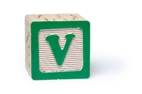 Identificación. Un cubo, en una de sus caras aparece un recuadro verde y en su interior una letra, la v.
