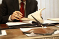 Aparece una persona trabajando en una mesa.