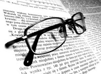 Estudiando los riesgos externos. Son unas gafas sobre un libro abierto.