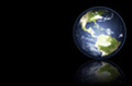 Es el globo terráqueo en un fondo negro.