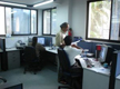 Son tres personas trabajando en oficina.