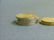 Aparecen un montoncito de monedas de euros y al lado otro de monedas de céntimos.