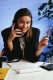 Una chica hablando por teléfono en el curso de una negociación.