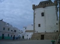 Una calle en Ashila, Marruecos.Casas blancas.