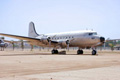 Aparece un avión.