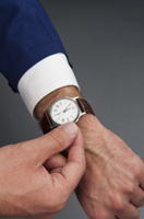 A tiempo. Aparece unas manos de varón portando un reloj.