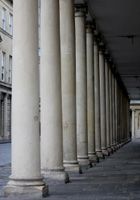 Aparece una fila de columnas. Columnas romanas.
