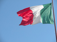 Aparece la bandera de Italia con el cielo de fondo.