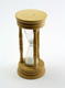 Reloj de arena de madera en fondo blanco.