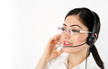 Operadora mujer con gafas.