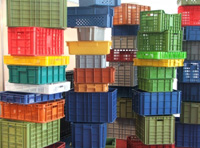 Montón de cajas de almacenaje de colores.