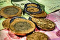 Varias monedas en primer plano.
