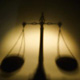 Balanza que simboliza la justicia en el ámbito normativo.