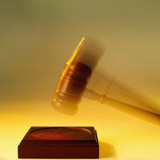 Justicia. Martillo muy común utilizado en juicios para concluir un tema o para iniciar el silencio.