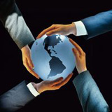 Unificación internacional. Bola del mundo recogida por varias manos simbolizando la unión internacional.