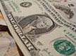 Billete de un dólar USA visto de lado.