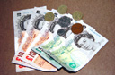 Definición medios pago. Variaos billetes y monedas de libras.