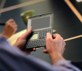 Calculando. Una persona con una calculadora.