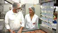 Dos personas con mascarilla inspeccionando.