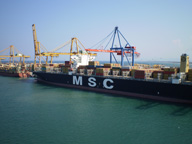 Barco de carga mercancías en el puerto de Valencia.