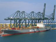Gran buque con mercancías en el puerto de Valencia.