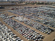 Vista panorámica de muchos vehículos estacionados en el puerto Valencia.
