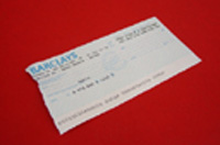 Modelo cheque sobre fondo rojo.