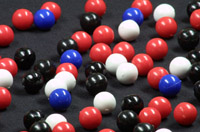 Bolas de diferentes colores. Bolas negras, blancas, azules y rojas.
