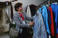Ropa de diferente color en una tienda.