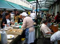 Consumidores. Personas en un mercado gallego.