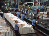 Funciones. Fábrica en la que distribuyen trabajan diferentes operarios, realizando diferentes funciones y en la que distribuyen en diferentes montones papel.