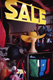 Escaparate muy llamativo, con un sombrero,  con ropa, etc.. y un cartel de se vende en inglés.